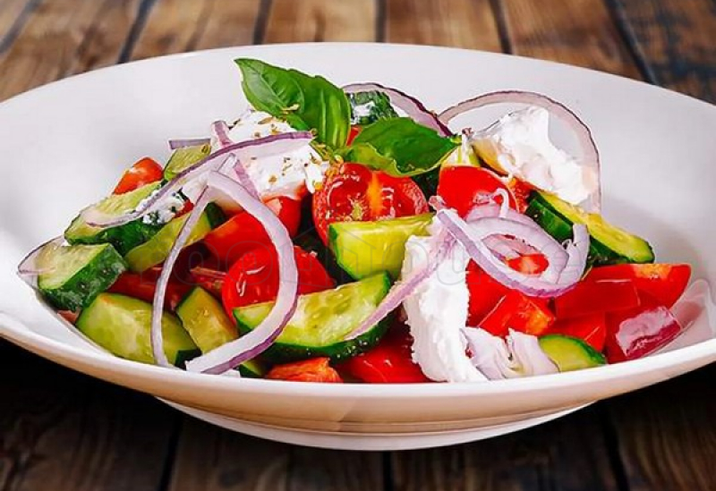salat_so_svezhimi_ovoshchami_i_kozim_syrom_alla_toscana.jpg