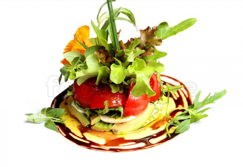 salat_tryohcvetnyy_iz_avokado_pomidor_i_mocarelly.jpg