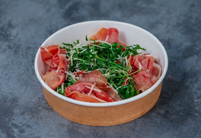 salata_cu_prosciutto_si_rosii_uscate.jpg