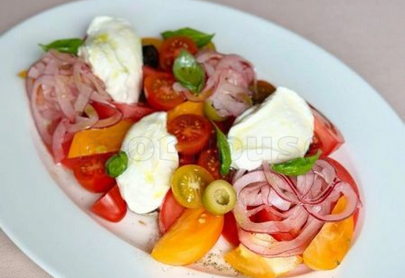 salata_cu_rosii_si_mousse_de_branza.jpg