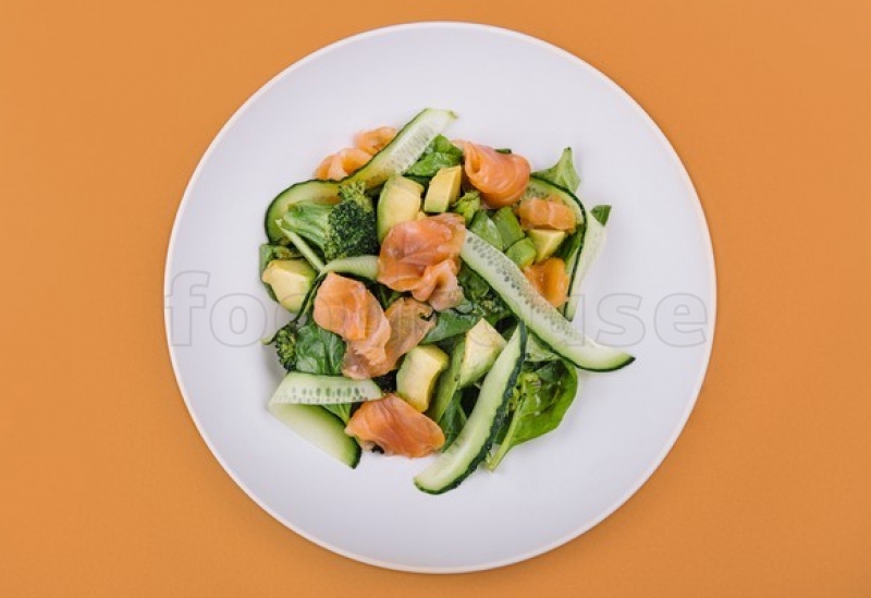 salata_cu_somon_avocado_si_broccoli.jpg