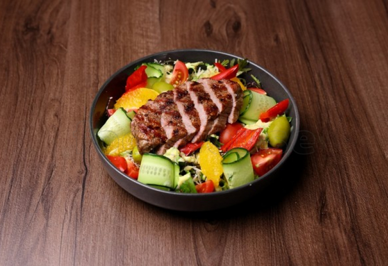 salata_cu_steak_de_vita.jpg