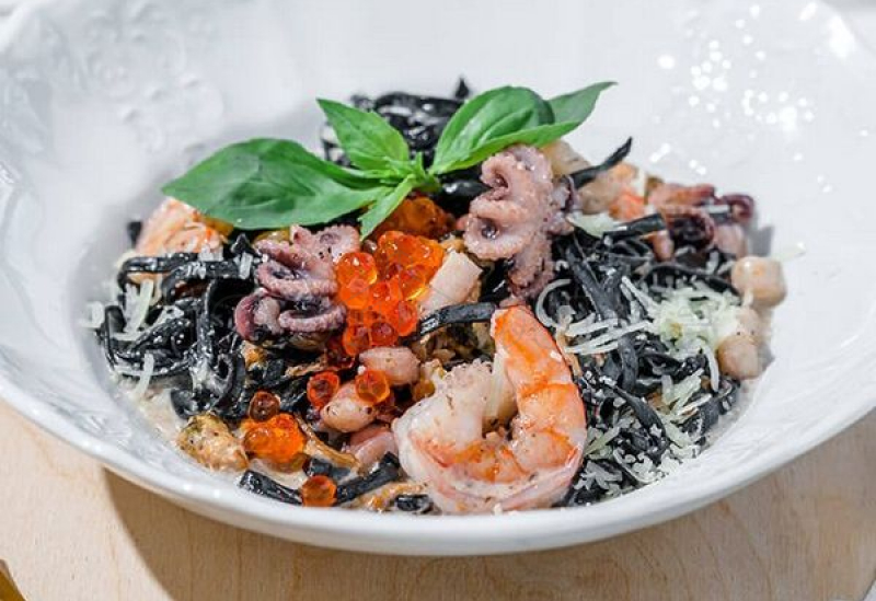 spagetti-nero_v_tryufelnom_souse_s_moreproduktami.jpg