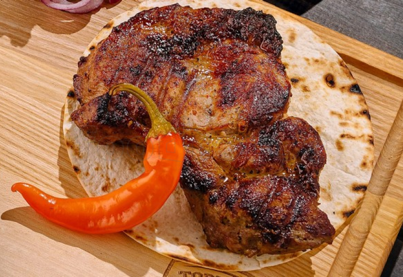steak_din_carne_de_porc_in_marinat_picant.jpg