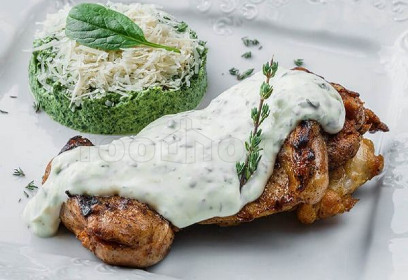 steyk_iz_kurinogo_bedra_s_syrnym_sousom_i_shpinatom.jpg
