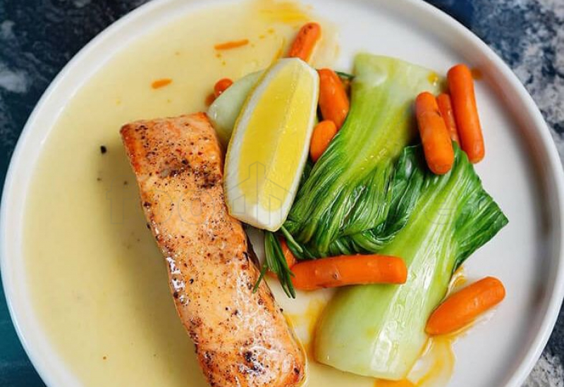 steyk_iz_lososya_s_bok-choy_i_beybi_morkovkoy.jpg