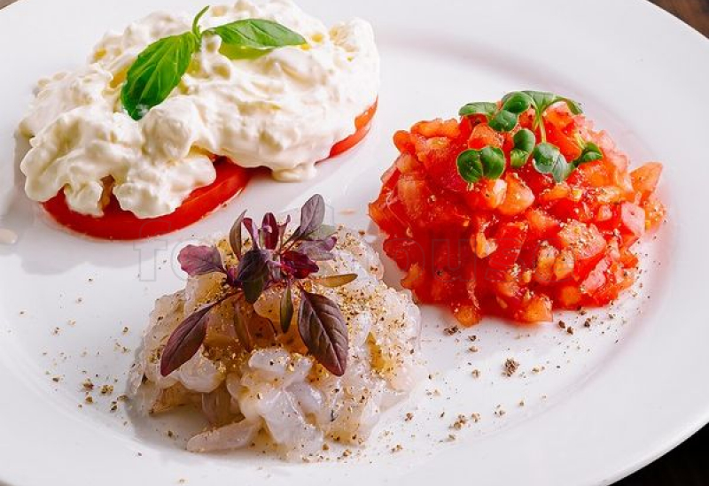 strachatella_s_krevetkoy_krudo_i_konkasse_iz_svezhih_tomatov.jpg