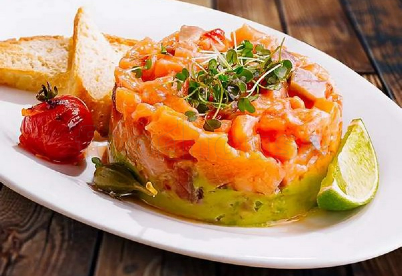 tartar_s_lososem_i_mussom_iz_avokado.jpg