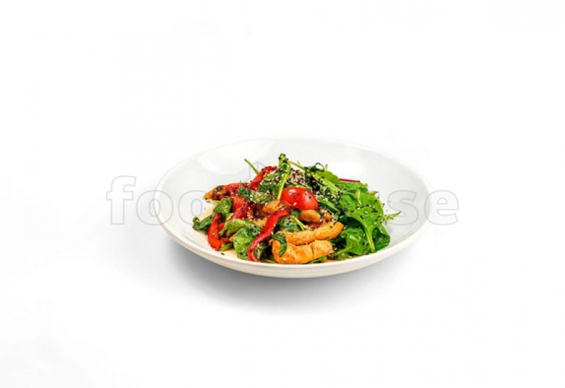 teplyy_aziatskiy_salat_s_kuricey_v_kunzhutnom_souse.jpg
