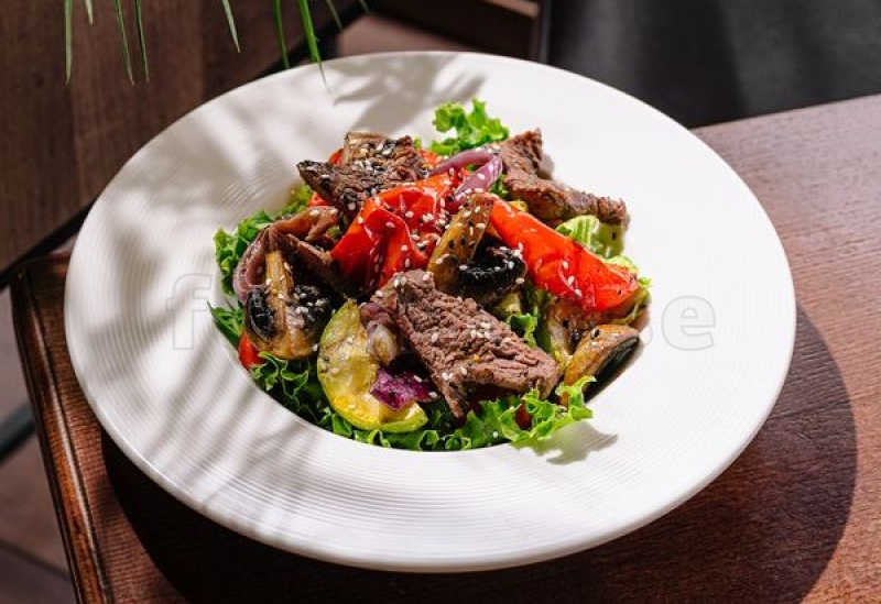 teplyy_salat_na_grile_s_telyatinoy.jpg