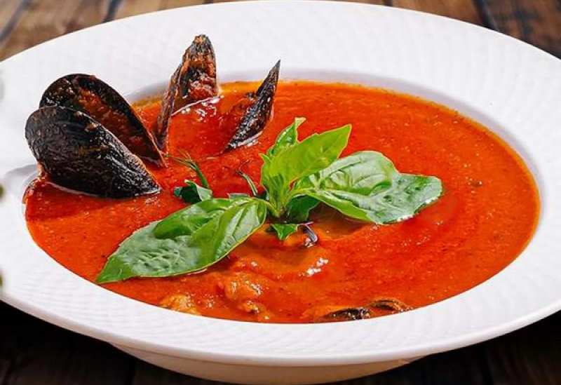 tomatnyy_sup_s_midiyami_i_bazilikom.jpg