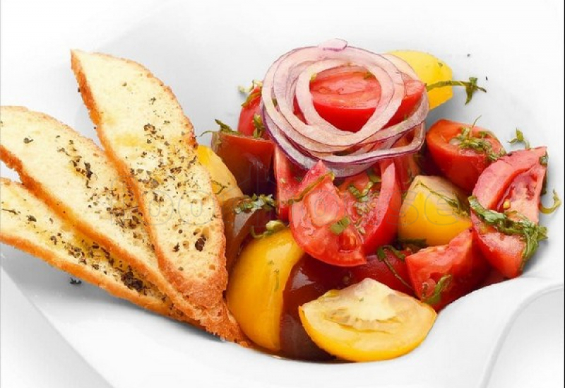 toskanskiy_salat_iz_tomatov_s_sousem_pesto.jpg