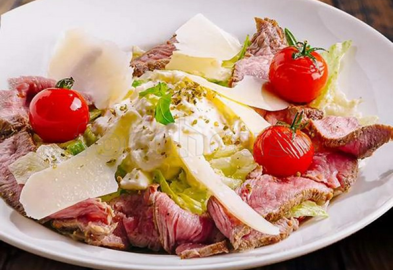 zelenyy_salat_s_rostbifom_strachatelloy_i_parmezanom.jpg